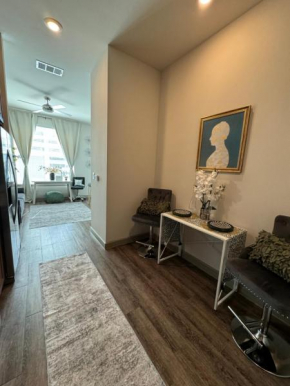 Close to Everything in Downtown King bed Free Onsite Parking and WiFi